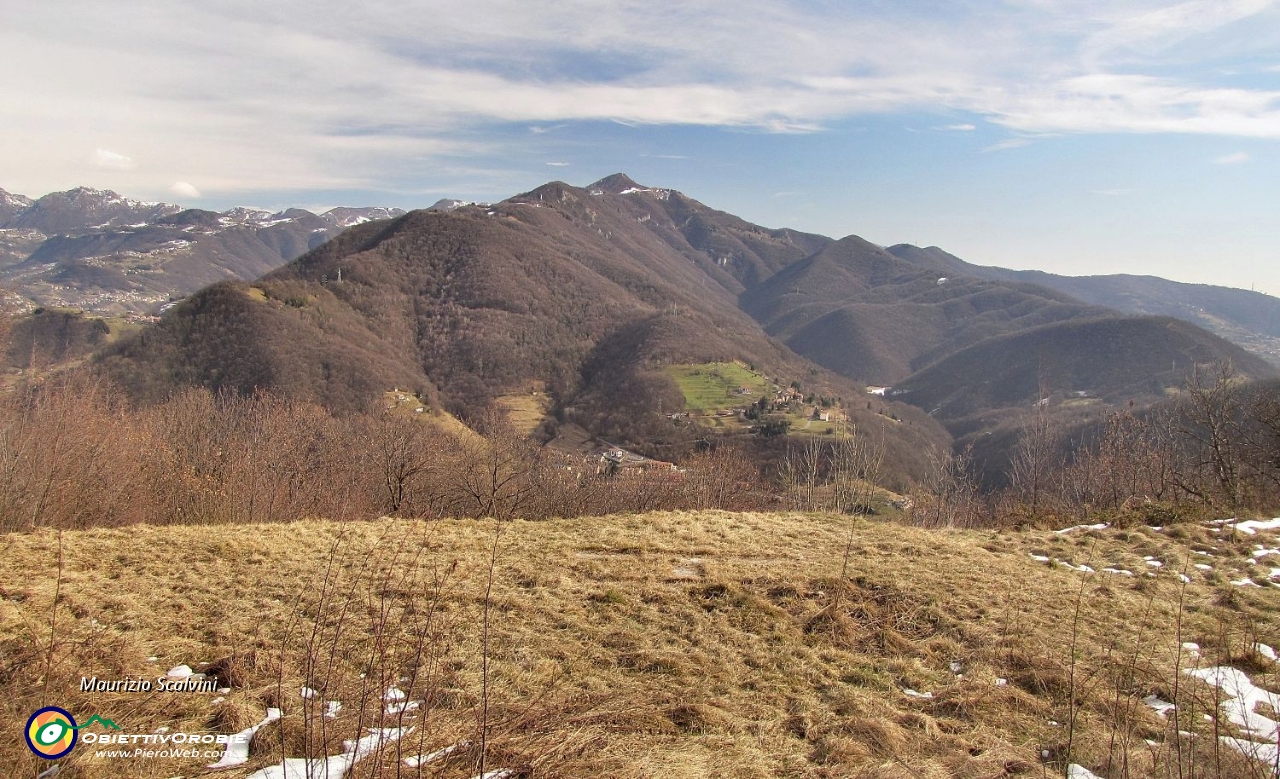 31 Il Canto Alto, col lungo solco della Valle del Giongo....JPG